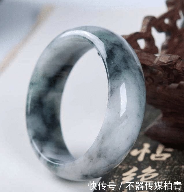 翡翠石筋|翡翠身上为什么会出现石筋?有石筋的翡翠就不值钱了吗?