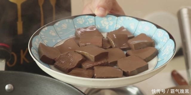  入少许|麻辣鸭血怎样做才好吃？学会这一招，鲜香滑嫩不破碎，麻辣鲜香