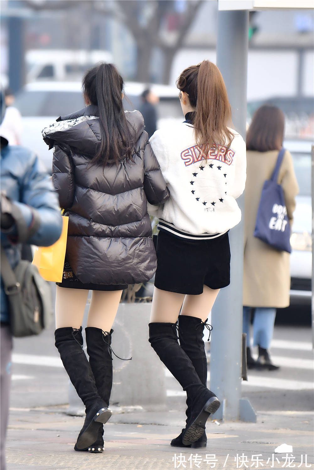 过膝长靴 姐妹都穿着过膝长靴,冬季穿搭可以很精致,走路也很整齐