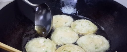 面粉新吃法，手不沾面，比油条做法简单，比馅饼好吃，越吃越想吃