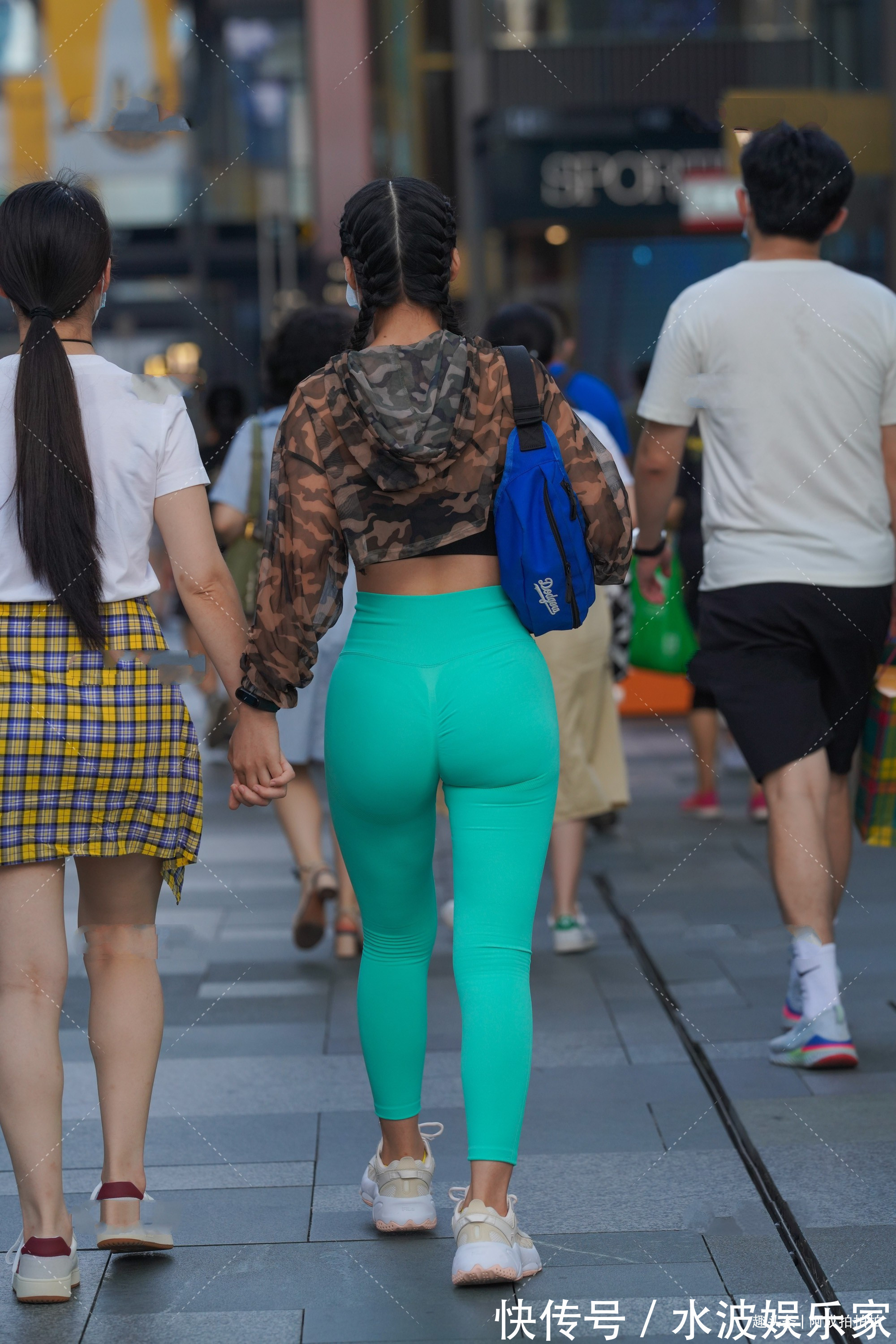 紧身运动裤 迷彩短款卫衣搭配湖蓝色紧身运动裤,气质出众,引领时尚潮流