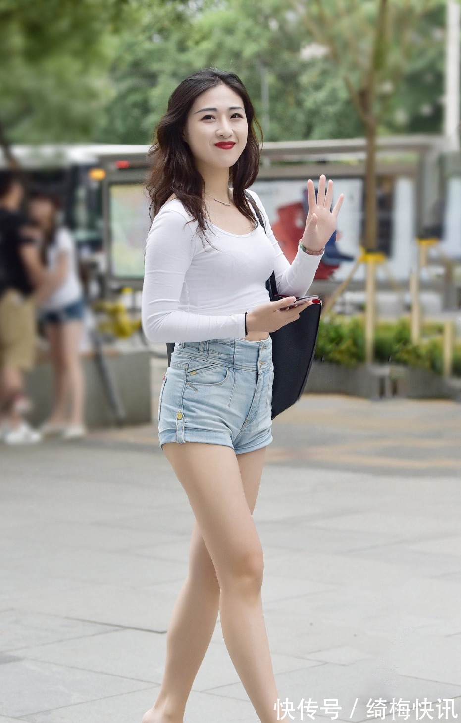 身材 高腰T恤加高腰牛仔短裤,搭配水晶高跟凉鞋,提升腰线凸显大长腿