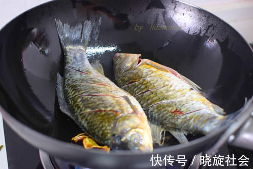 鲫鱼|跟一位大排档的师傅学来的烧法，这里的调料，肉嫩味香，太好吃了