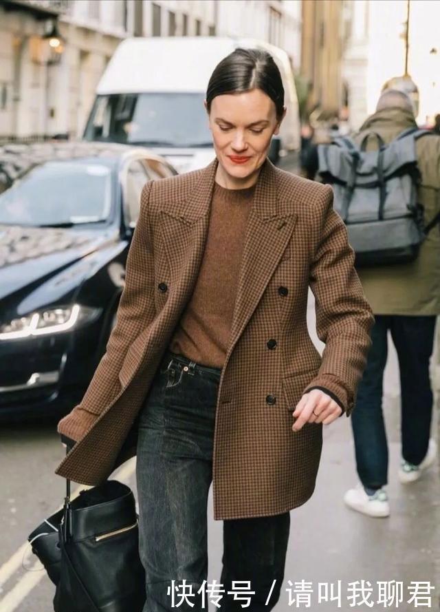 驼色|4、50岁的女人,冬天别再只穿“驼色”,“咖啡色”才更高级显贵