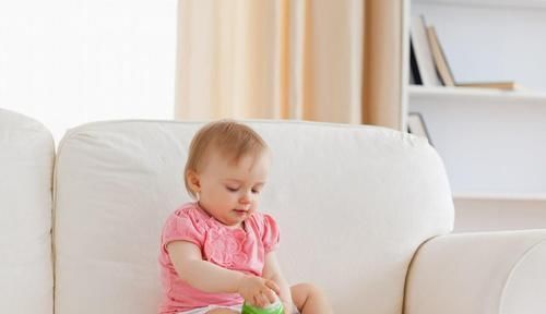 宝宝|满月宝宝戴五只金戒指,玩着玩着误吞一只,家长这么不走心?