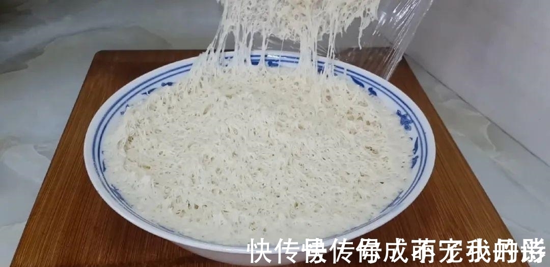 以后面粉就这样做,一次炸一锅,个个香酥掉渣,比油条麻花还好吃