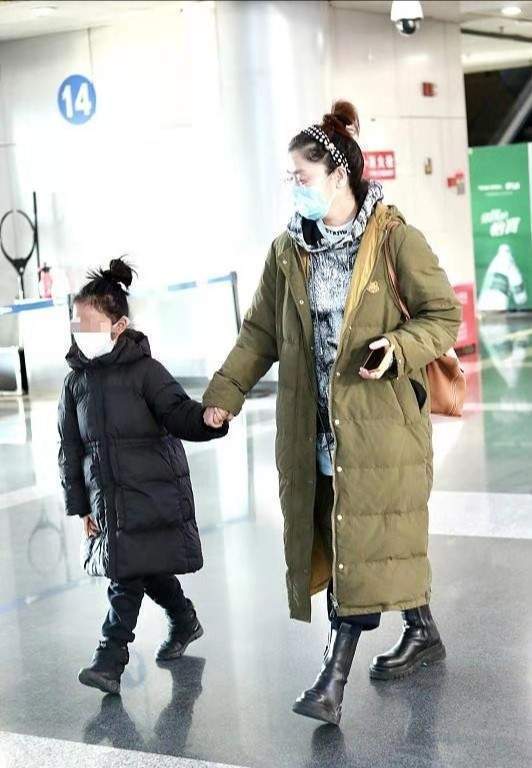 玲花一家三口走机场，老公罕露面气质儒雅，7岁女儿扎马尾好俏皮