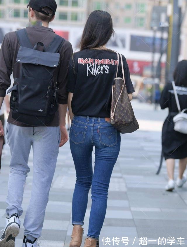 靴子 休闲随性的穿搭以简单为主,短袖配牛仔裤简约时尚!