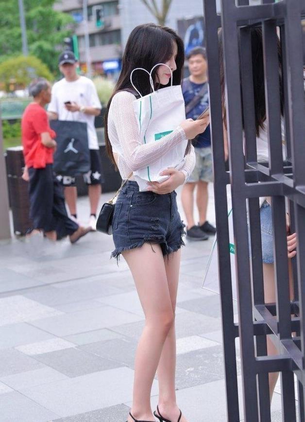 搭配 黑色修身连衣裙显瘦,四条肩带设计很有女人味