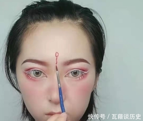 大佬自创“假面妆”，本以为是特效，看到最后：对不起，打扰了！