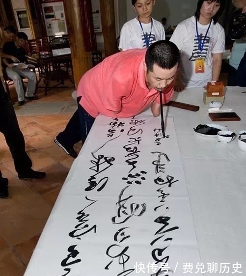 妙法莲华经&无手书法家:以口衔笔抄写500米长卷小楷,后又抄写百万字经书