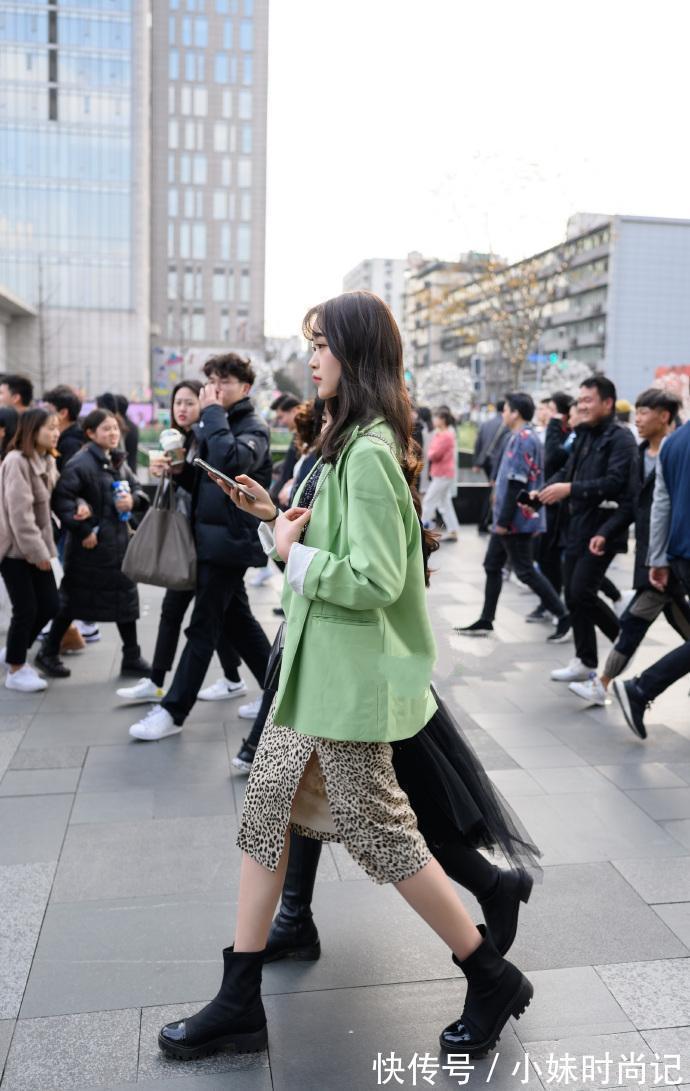 西装外套|街拍:西装外套别小瞧,搭配对单品不止优雅气质,穿起来就成焦点