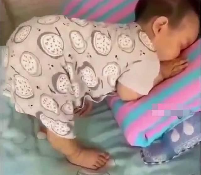 妈妈|2岁宝宝趴在床上没动静，10分钟后妈妈过去一看，结果笑喷了
