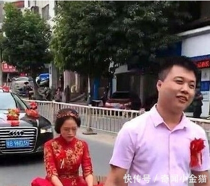 键盘|婚礼太过奇葩,新郎想到用“手推车”接亲,回家等着跪键盘吧