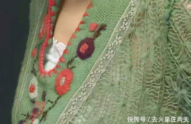 幅少女像|冷军画的少女像,凭啥能卖出六千万专家放大看看,有一个细节