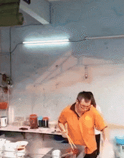 |搞笑GIF:当时妹子就急哭了 再也不穿裙子玩单杠了