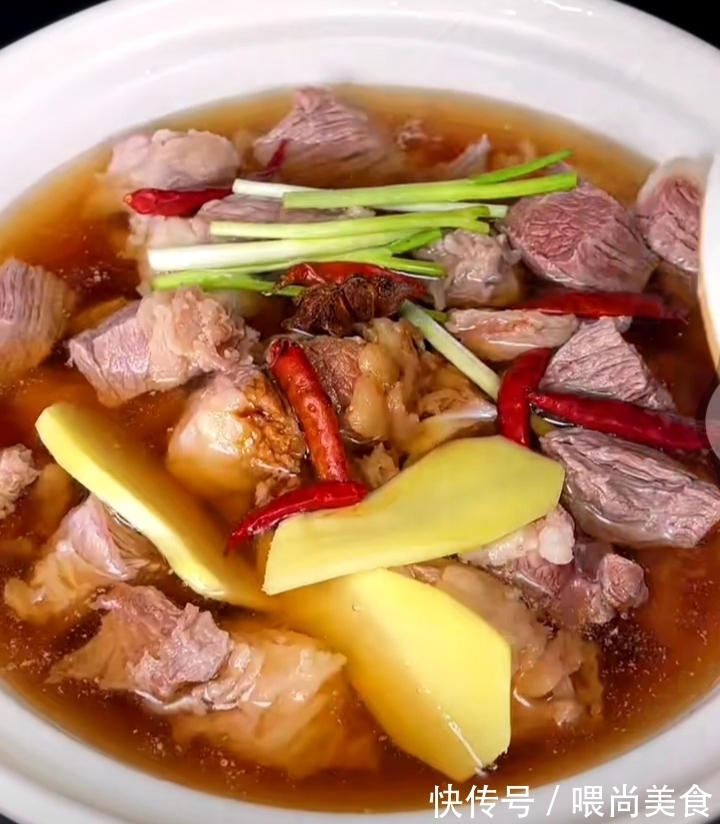 这道美味的“土豆烧牛肉”汤汁浓郁，软烂入味，小孩子特别爱吃！