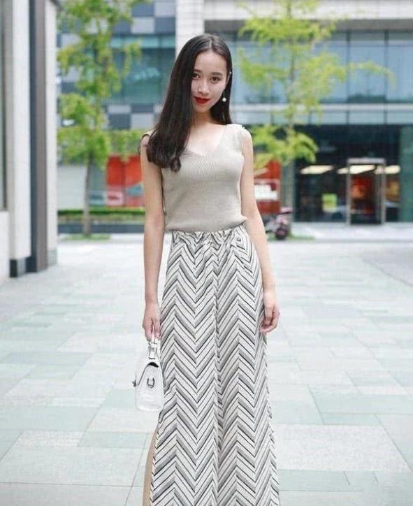 魅力|街拍:香草美人的美女,黑色背心配蓝色休闲裤,魅力气质共存