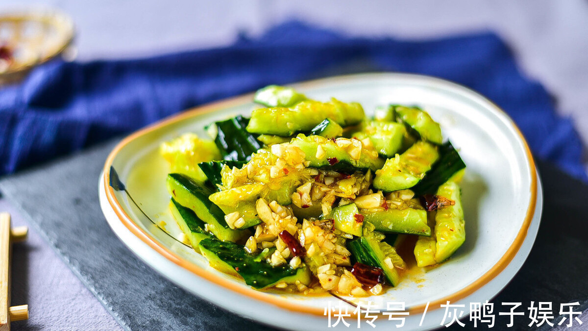 凉拌黄瓜|凉拌黄瓜时,不要直接用盐腌,牢记3技巧,黄瓜脆爽又好吃