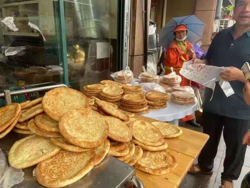 赵村|维吾尔族烧烤店老板制作10000个馕饼送到河南荥阳慰问受灾群众