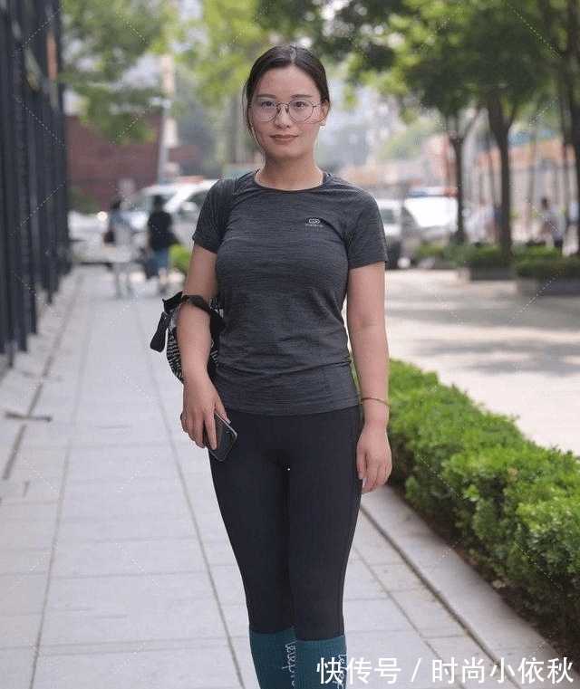 上高筒袜 瑜伽裤想有突出的表现可以搭配一双高筒袜,显腿细还时髦!