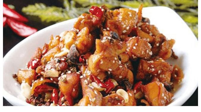 鲜香|用酱油、醋、白糖、香油等对成汁，调成口味，浇在鸡身上即可