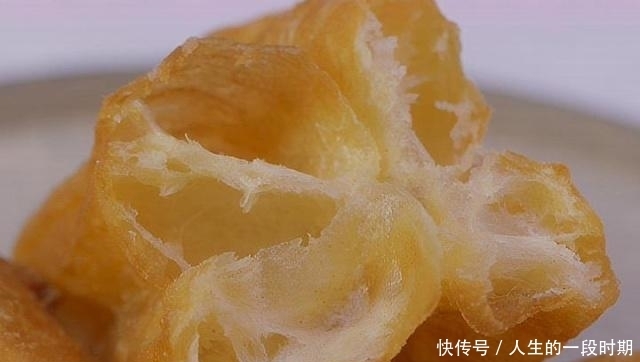 家庭自制放心小油条:不加明矾泡打粉,外酥里嫩,比买的还好吃