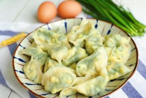调韭菜鸡蛋馅，调料宜少不宜多，只用2样，翠绿不出水，更鲜美