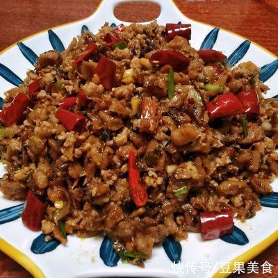 色香味俱全，米饭配外婆菜炒肉沫，下饭绝杀