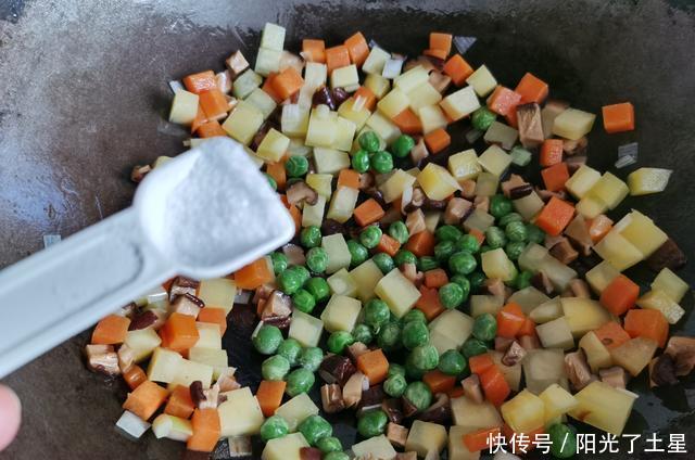 分明|焖饭好吃的小秘诀,掌握一个小窍门,米饭粒粒分明,越吃越香!