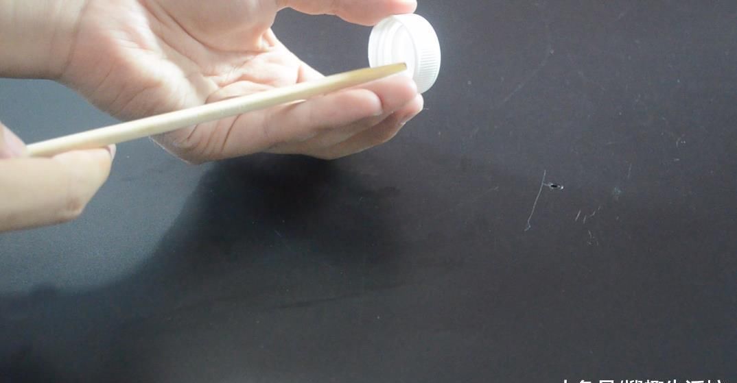 瓶盖上面戳一个洞, 没想到还有这个作用, 看完你会感谢我的