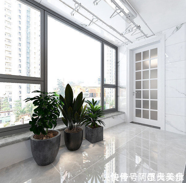 阳台上|精明的老婆坚持把衣柜门装成玻璃材质，效果出乎意料地耐看，精致