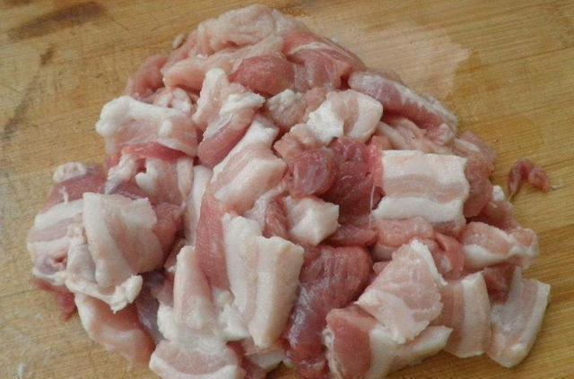 翻炒均匀|挂面别再煮着吃了,加点白菜五花肉上锅一焖,面条劲道入味特好吃