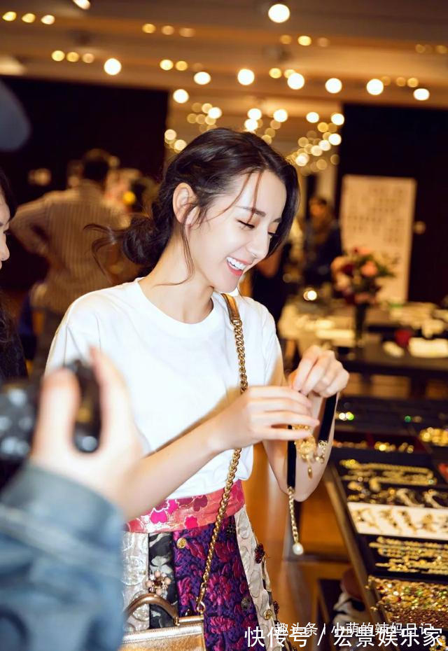 披头散发 女人别再披头散发了,很显老!今年流行这5种发型,减龄显脸小