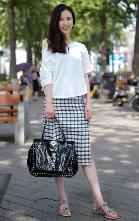 时尚|街拍:芳香袭人的美女,一条黄绿色的连衣裙,魅力气质十足