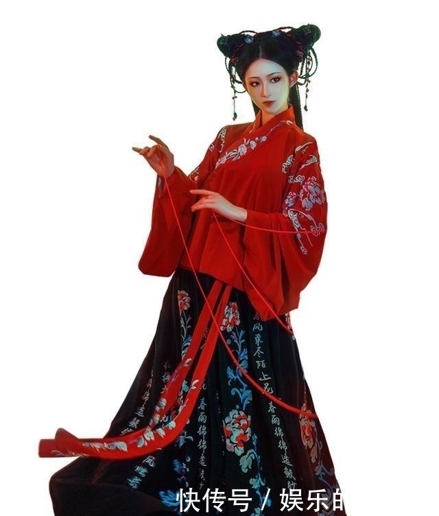 诡异|最近火了一种“阴间”汉服,穿上就可以拍鬼片,很像黑山老妖