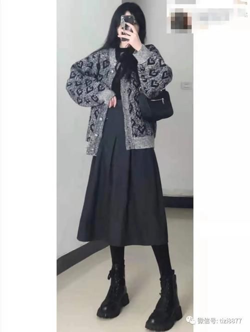 黑色半身裙怎么搭配上衣和鞋子好看
