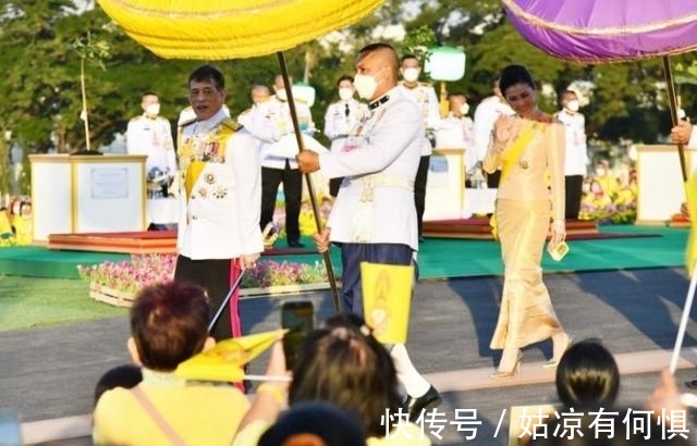 王后@苏提达待遇全面下降,身穿旧礼服实在寒酸,不及诗妮娜穿金戴银