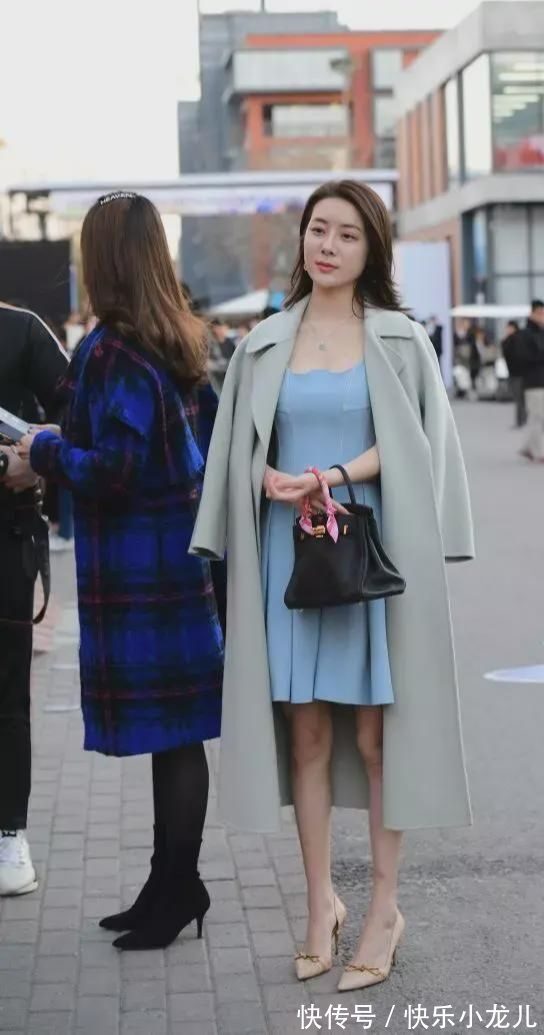 蔷薇 淡蓝色连衣裙配呢大衣,清新优雅穿搭,小姐姐气质优雅又知性