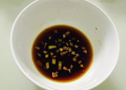 放油|煮虾时,放油好还是放盐好大厨都不对,放它虾肉才会更鲜嫩