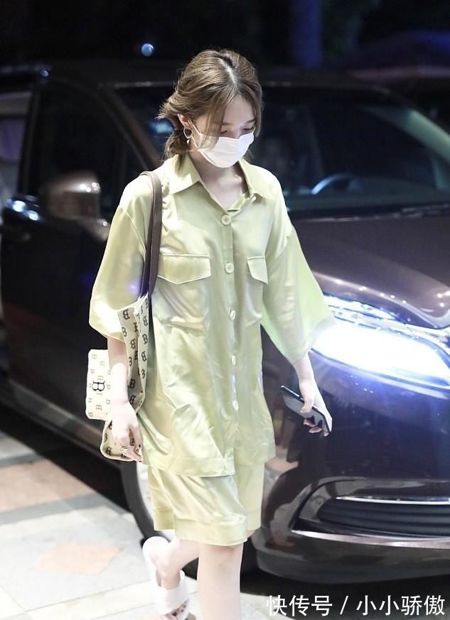 版型 运动款、牛仔款套装应有尽有,穿搭很有一套,魅力十足!