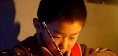 6岁孩子写作业到凌晨,宝爸询问后直接撕了作业本:咱不抄了