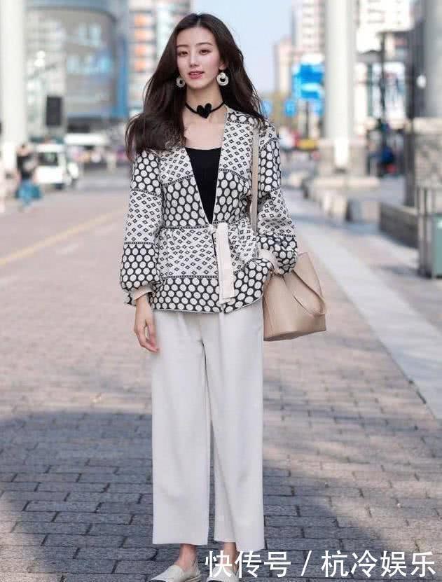 街拍时髦气质的美女,格子裤搭配短袖,高贵中不失甜美的气息