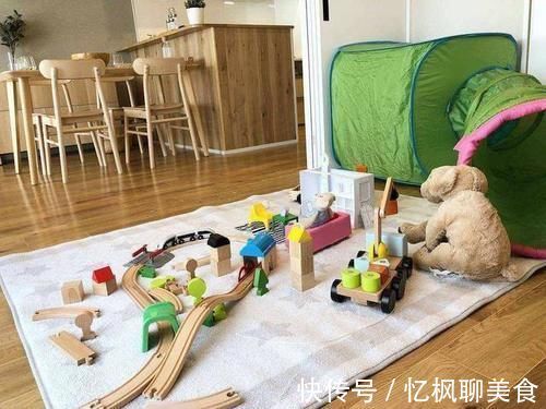 孩子|5岁孙女吞下干燥剂,奶奶急中生智救了孩子,医生:有文化的老人