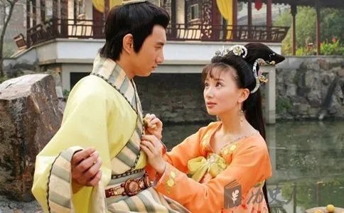 手提金缕鞋!李煜这首词,肉麻至极,相关的句子如春风般撩人且撩心!