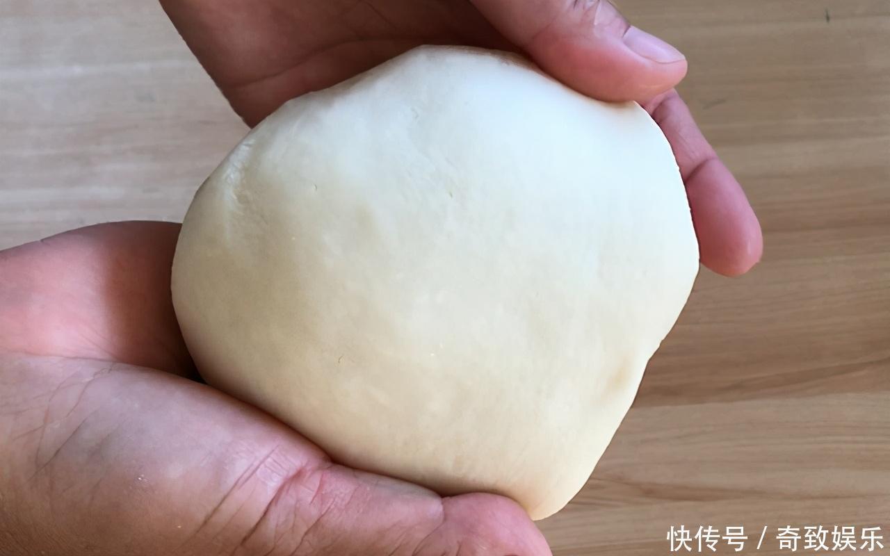 开水里加一碗面粉,搅一搅,搓一搓,一会就做出一锅小点心