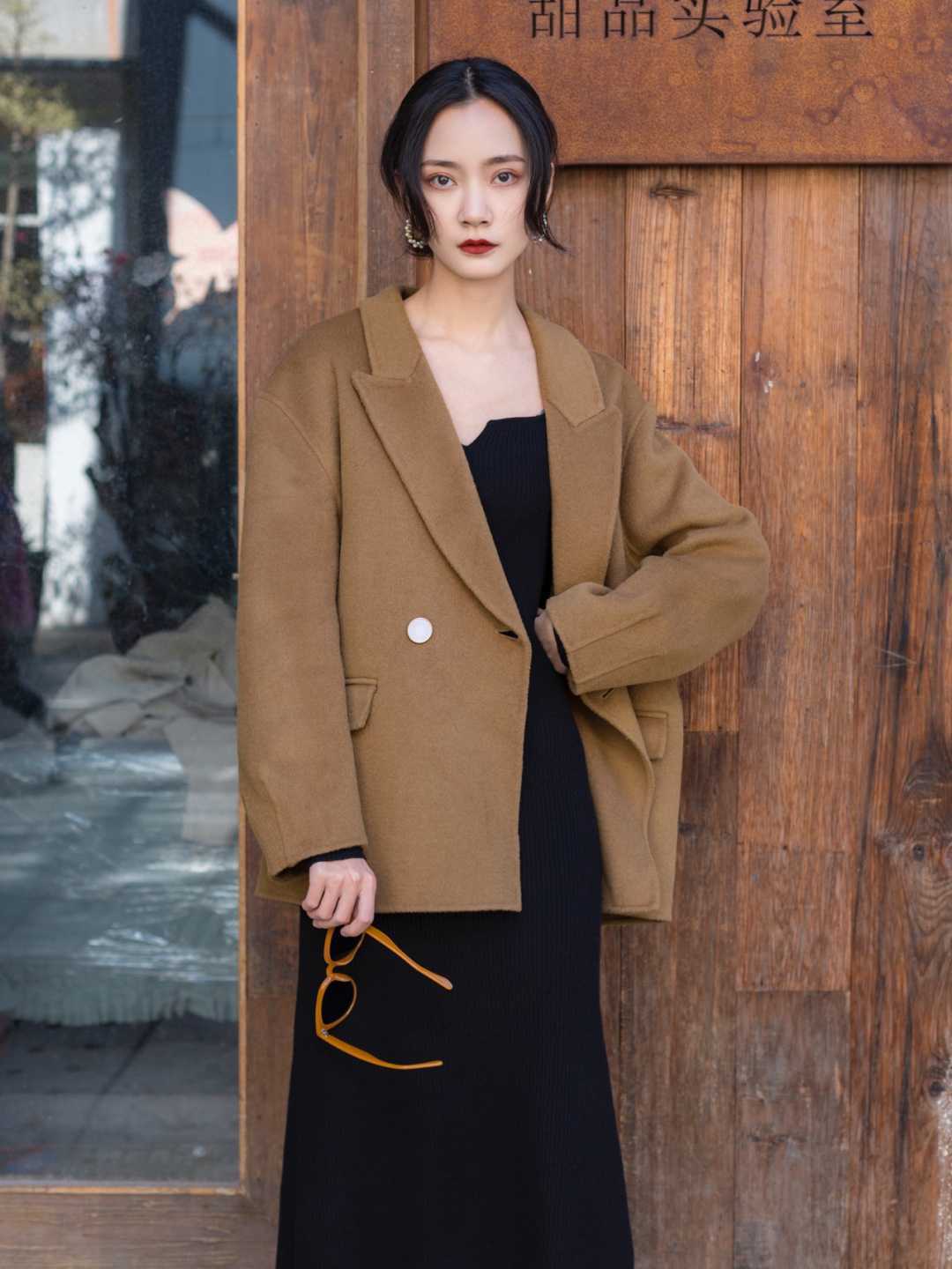 小姐姐|~小王~长款大衣太容易撞衫了怎么办?别怕,用短款毛呢代替它也可以很美