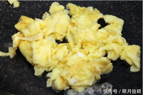 鸡蛋别再炒西红柿了,和这食材一起炒,味道鲜掉舌头,营养还翻倍