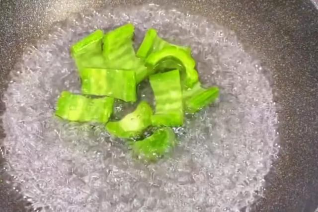 排骨|夏季，经常熬夜要多喝这汤，3样食材简单一煲，汤鲜味美，还下火