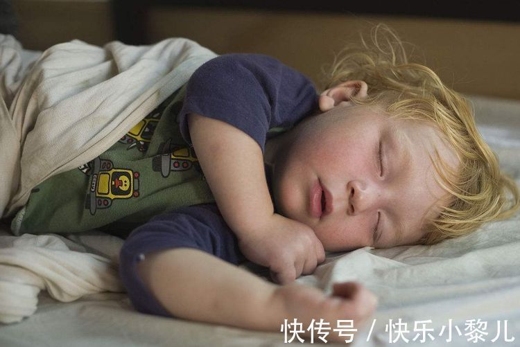 睡眠时间|孩子记忆力的黄金发育期，让他“睡三觉避两觉”，长大读书更轻松